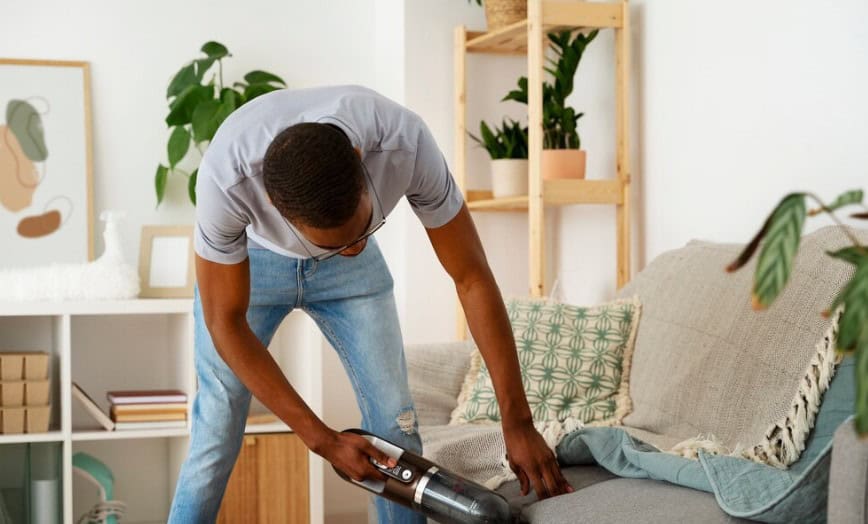 Os erros mais comuns ao limpar sofás em casa e como evitá-los