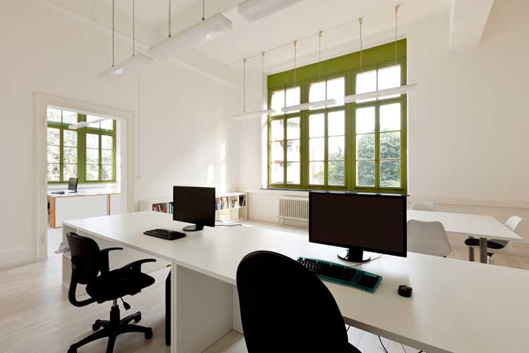 Ambiente de trabalho limpo e organizado
